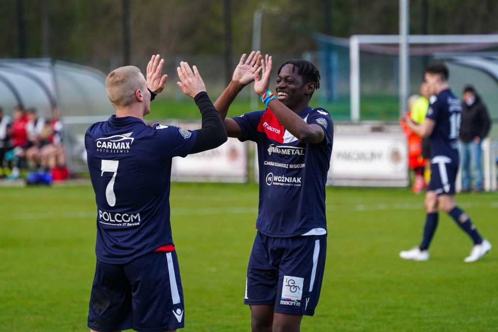 D6 Pologne: Merveille Fundambu particpe au festival du GKS Polonus Kazimierz Biskupi face à l’Akademia Piłkarska Reissa