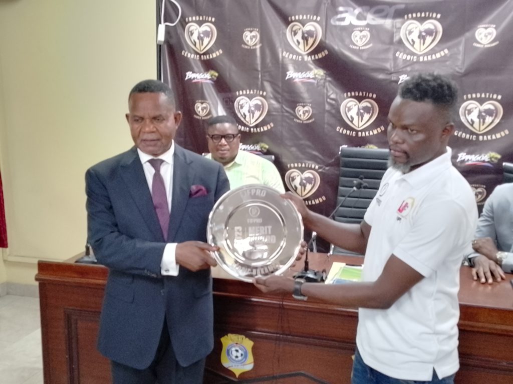 RDC: Remise officielle du trophée «FIFPRO Mérite» par l’UFC à la Fondation Cédric Bakambu