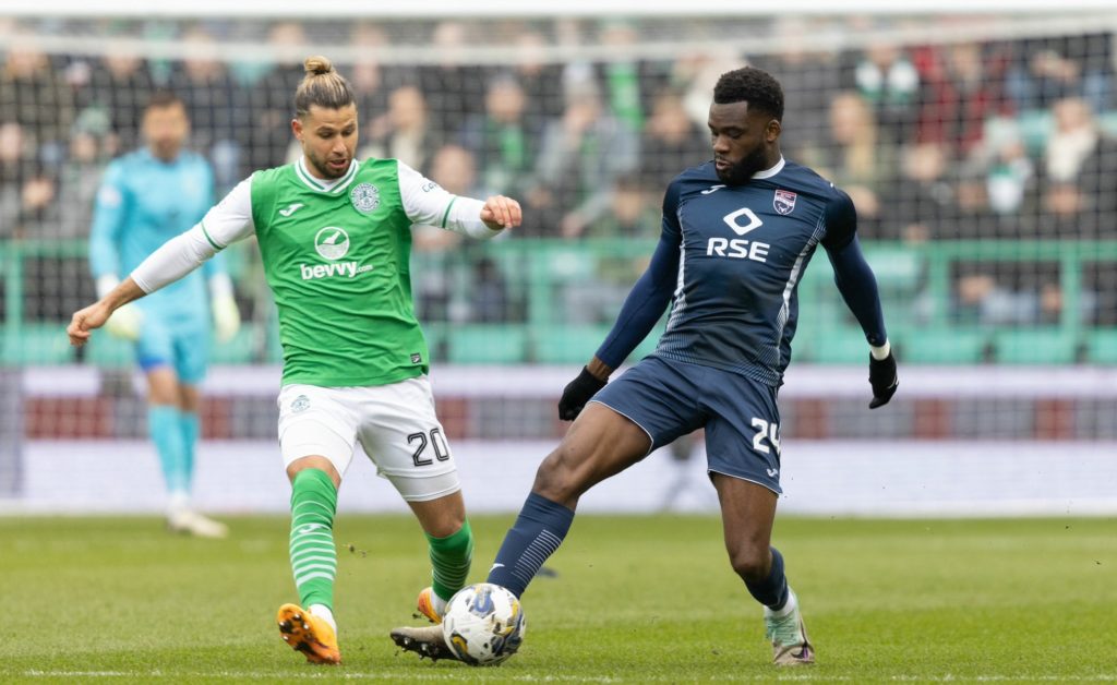D1 Écosse: Michée Efete et Ross County peuvent nourrir des regrets face à Hibernian de Rocky Bushiri