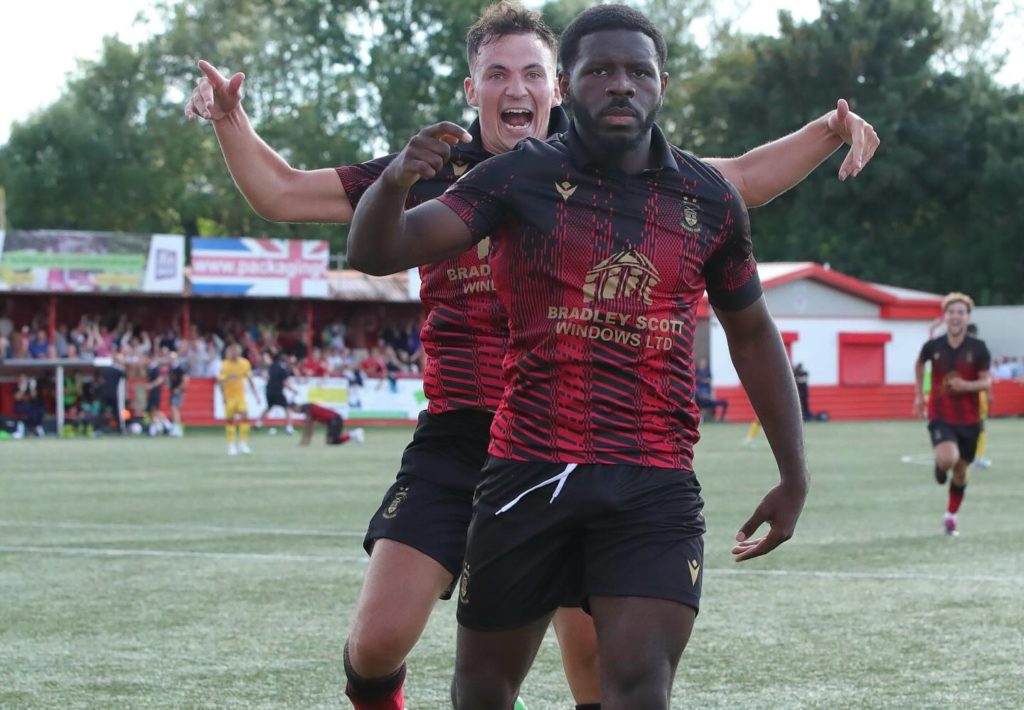 D5 Angleterre: 2ème but et 1ère passe décisive pour Nathan Tshikuna avec Tamworth vainqueurs de Aldershot Town de Christian Maghoma