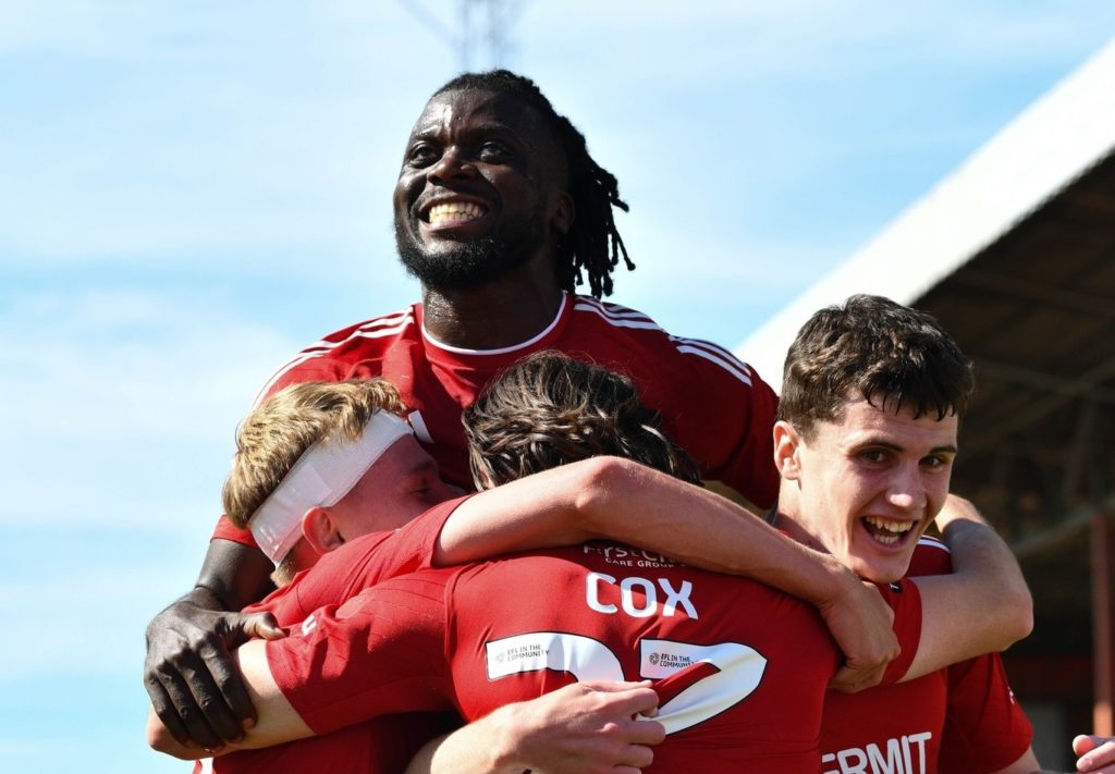 D4 Angleterre: 1er but pour Kabongo Tshimanga avec Swindon Town