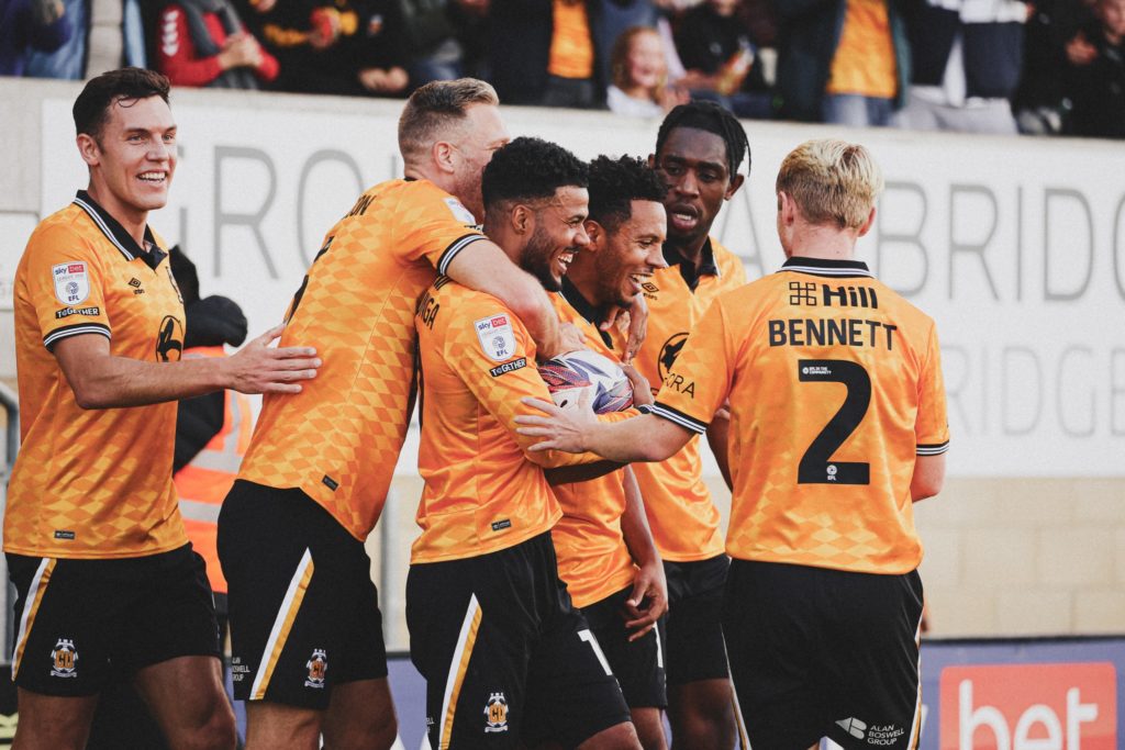 D3 Angleterre: Dan Nlundulu passeur, Elias Kachunga buteur avec Cambridge United pour le 1er succès de la saison du club après 12 journées
