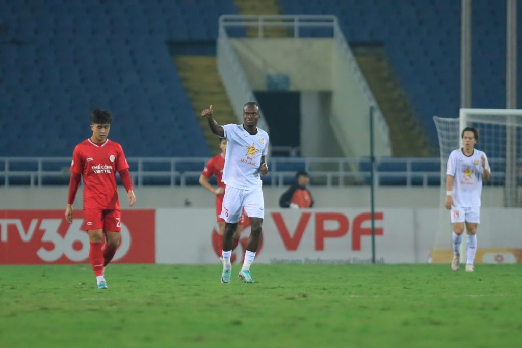 D1 Vietnam: Le 2ème but de Noël Mbo offre un précieux point à Hồng Lĩnh Hà Tĩnh