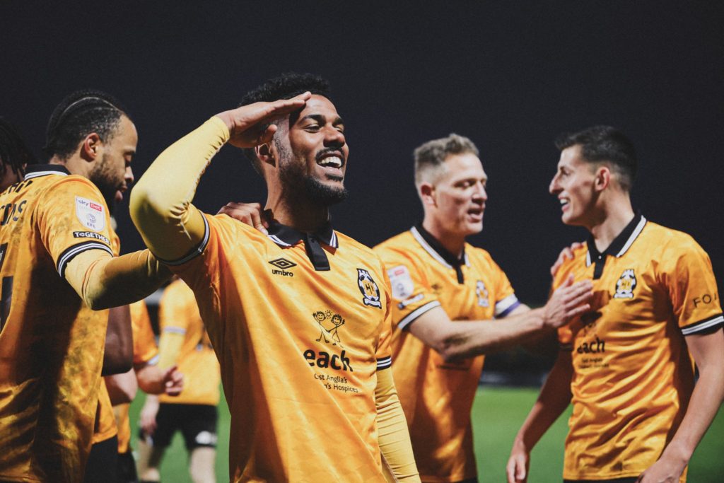 D3 Angleterre: Elias Kachunga et Dan Nlundulu buteurs avec Cambridge United dans le succès face à Shrewsbury Town de Aristote Nsiala