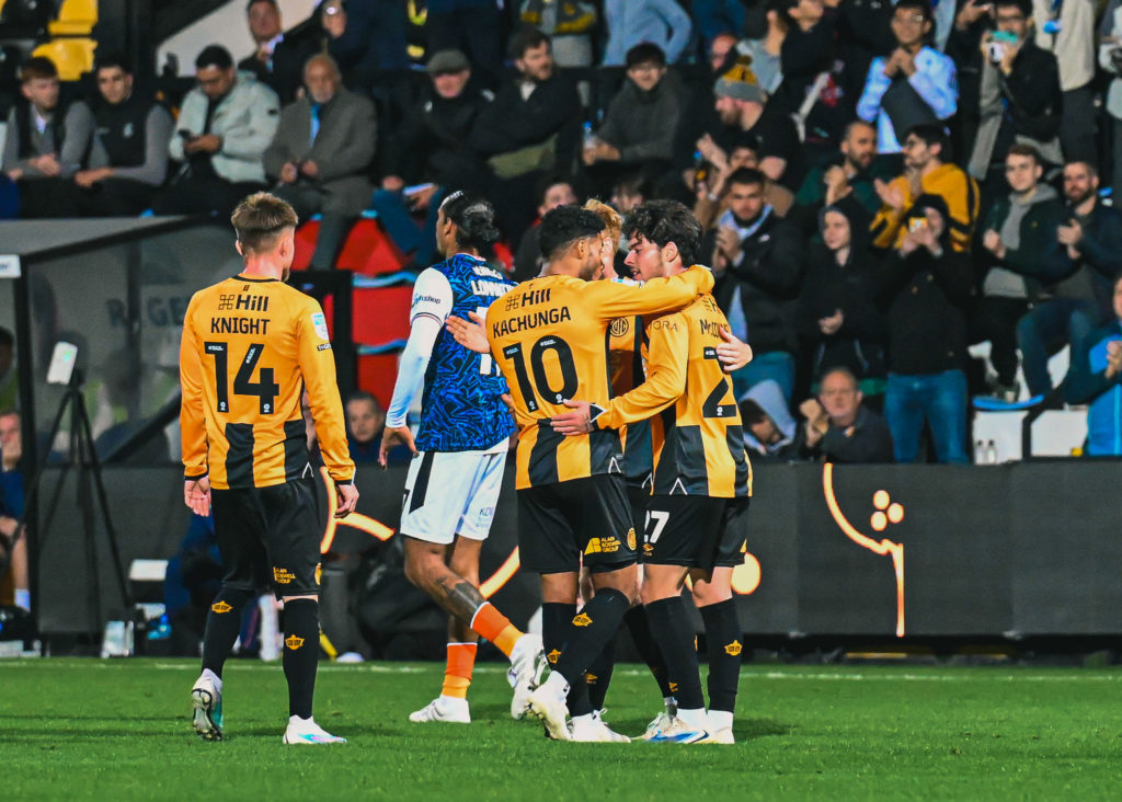 EFL Trophy: Elias Kachunga passeur décisif avec Cambridge United et une qualification au bout