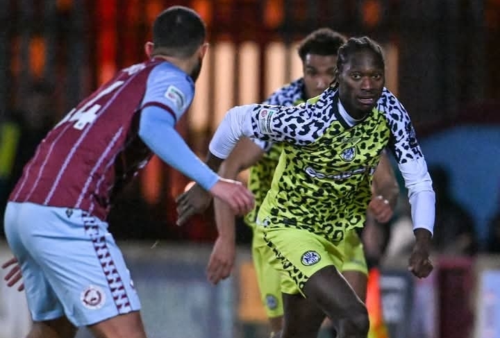 D5 Angleterre : Déjà 5 buts pour Jili Buyabu avec Forest Green Rovers malgré le revers devant Scunthorpe