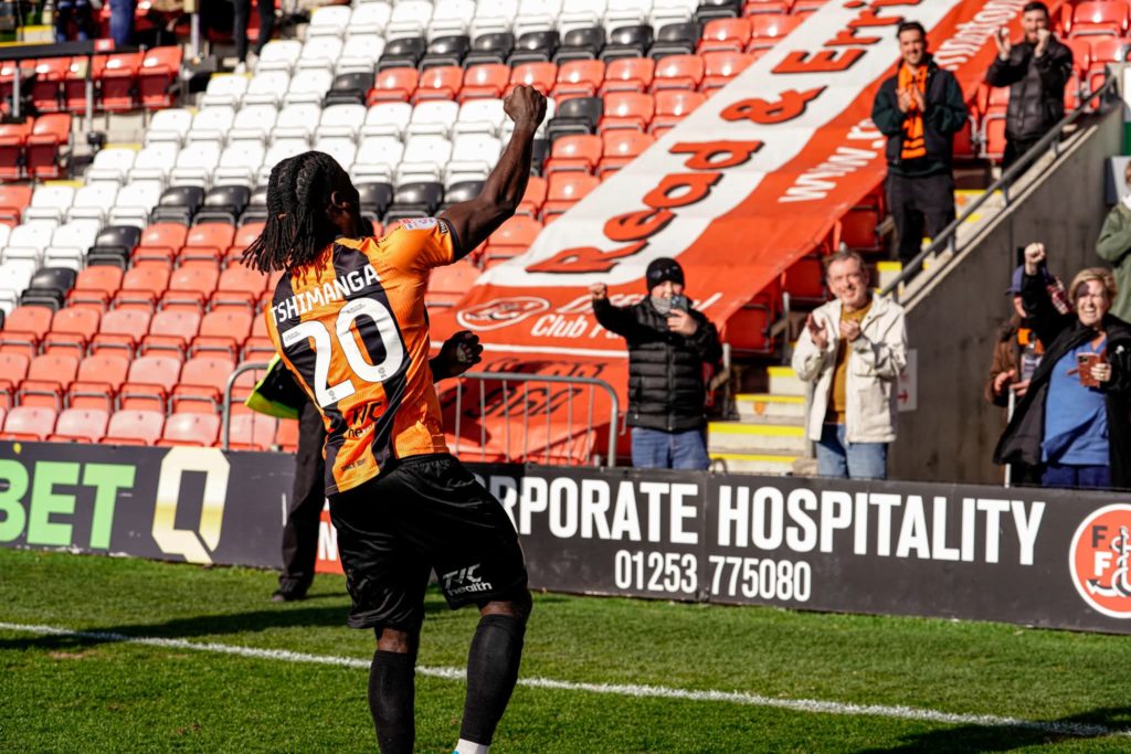 D4 Angleterre: Avec un doublé de Kabongo Tshimanga, Barnet maintient l’espoir des Play Off