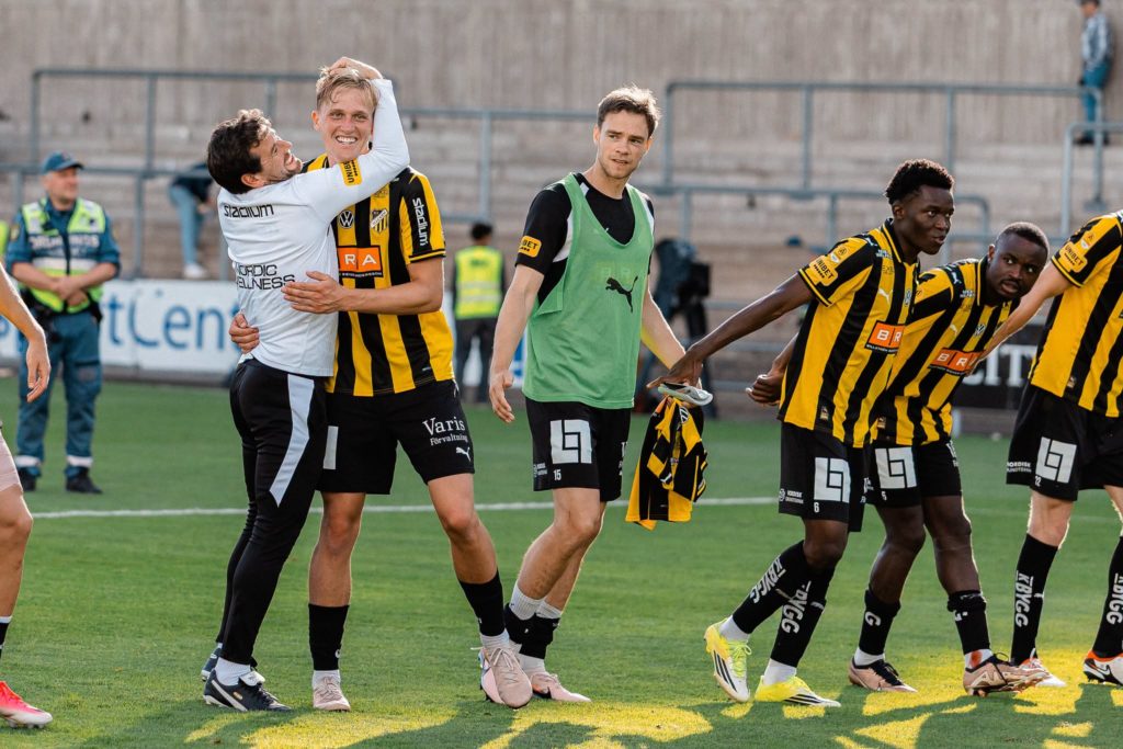 D1 Suède: 2ème passe décisive de Brice Wembangomo avec Hacken vainqueurs de Halmstad